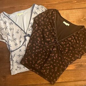 Aeropostale Floral V-Neck Tops Bundle – Size Large (2 Tops)